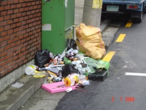 korean-styled-rubbish-bins