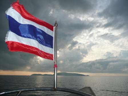 koh-tao-a-great-back-drop-to-the-thai-flag